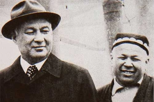 Sharaf Rashidov (trái) và Akhmazon Adylov, hai kẻ thao túng ngành bông Uzbekistan. Sharaf Rashidov (trái) và Akhmazon Adylov, hai kẻ thao túng ngành bông Uzbekistan.