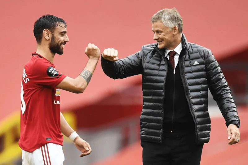 Bruno Fernandes và HLV Solskjaer.