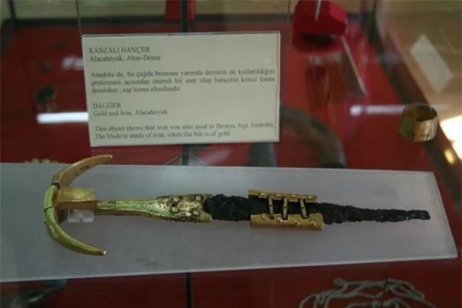 Con dao găm sắt từ dao găm từ Alaça Höyük ở Thổ Nhĩ Kỳ có niên đại từ năm 2500 trước Công nguyên - khoảng 1.000 năm trước khi kĩ thuật luyện gang được phát minh.