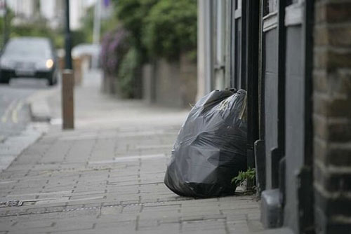 Chuyện dở khóc dở cười: Bị tống giam vì… chọn sai túi rác