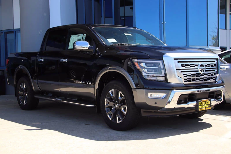 2. Nissan Titan Platinum Reserve 2020 (giá khởi điểm: 55.490 USD).