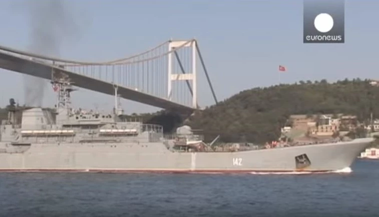 Tàu vận tải Nga đi qua eo biển Bosphorus để tới căn cứ hải quân Tartus tại Syria. Ảnh: Times of Israel.