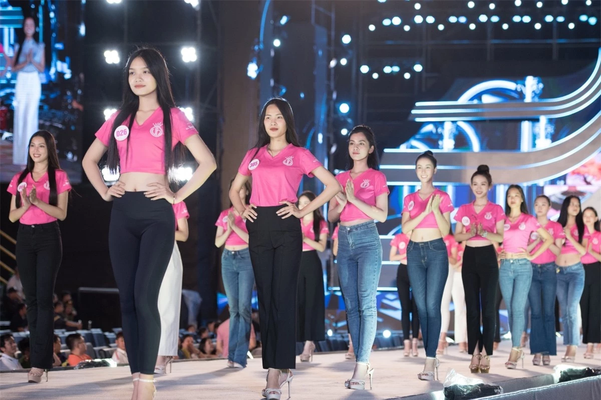 Nhờ sự rèn luyện chăm chỉ, kỹ năng catwalk của top 35 Hoa hậu Việt Nam được nhận xét tiến bộ hơn trước.