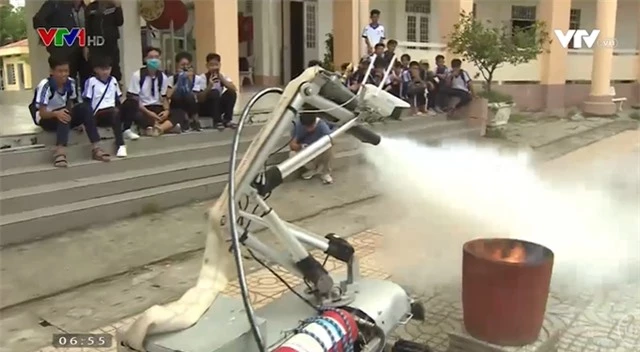 Nhóm học sinh cấp 3 sáng chế robot cứu hỏa - Ảnh 1.