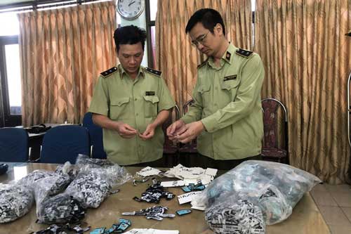 Hà Nội: Tạm giữ hơn 124.000 quần áo giả nhãn hiệu thời trang cao cấp