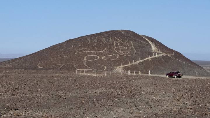 Bí ẩn về hình vẽ mèo khổng lồ 2.200 năm tuổi trên núi cao