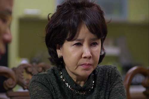 Luôn miệng khen con trai ngoan hiền, cô nào làm vợ đúng là 'số hưởng', mẹ chồng thất kinh khi nàng dâu chìa ra đơn ly hôn