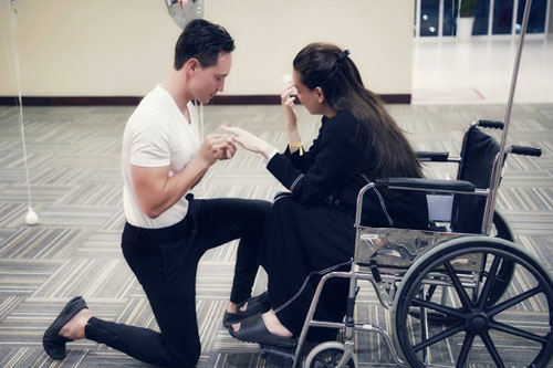 Kim Lý cầu hôn Hồ Ngọc Hà giữa bệnh viện