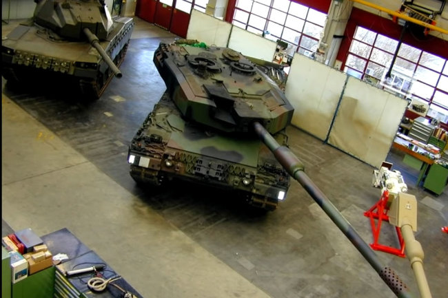 Cho&#xE1;ng ng&#x1EE3;p tr&#x1B0;&#x1EDB;c xe t&#x103;ng Leopard 2 mang ph&#xE1;o 140 mm