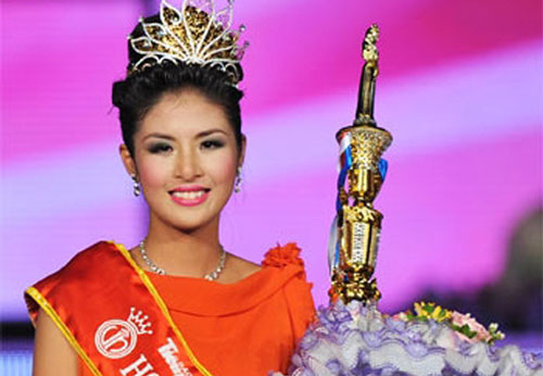 10 năm trưởng thành của người đẹp vừa đăng quang Hoa hậu Việt Nam đã gây tranh cãi về nhan sắc