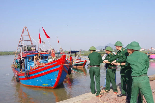 Bộ đội biên phòng Hà Tĩnh giúp nhân dân ứng phó con bão số 13 (Ảnh: TTXVN)