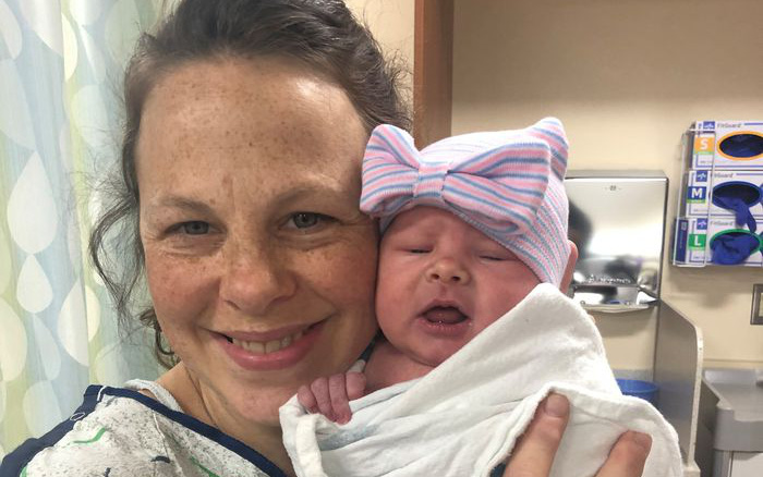 Cặp vợ chồng chào đón cô con gái đầu tiên sau khi sinh 14 con trai