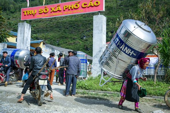 Xúc động hình ảnh những người phụ nữ vùng cao cõng cả "nguồn sống" trên vai