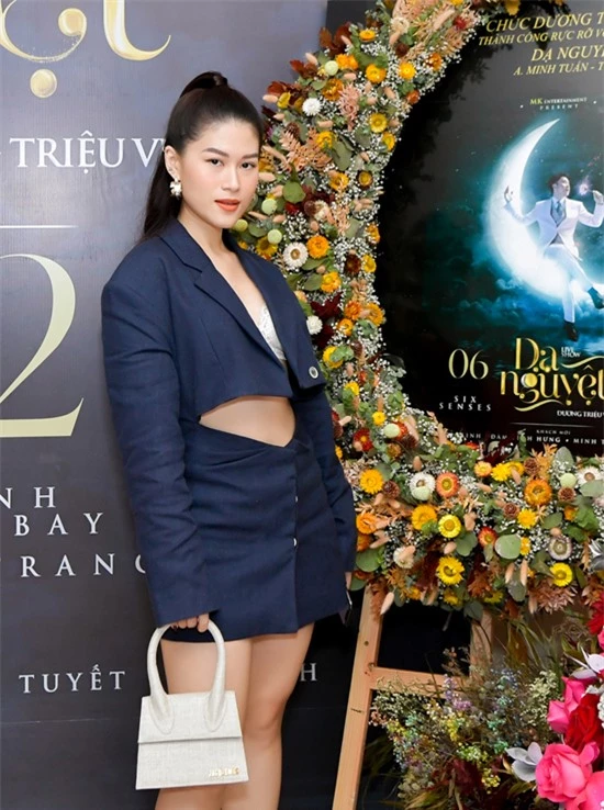 Diễn viên Ngọc Thanh Tâm khoe vòng hai với trang phục cut-out lạ mắt.