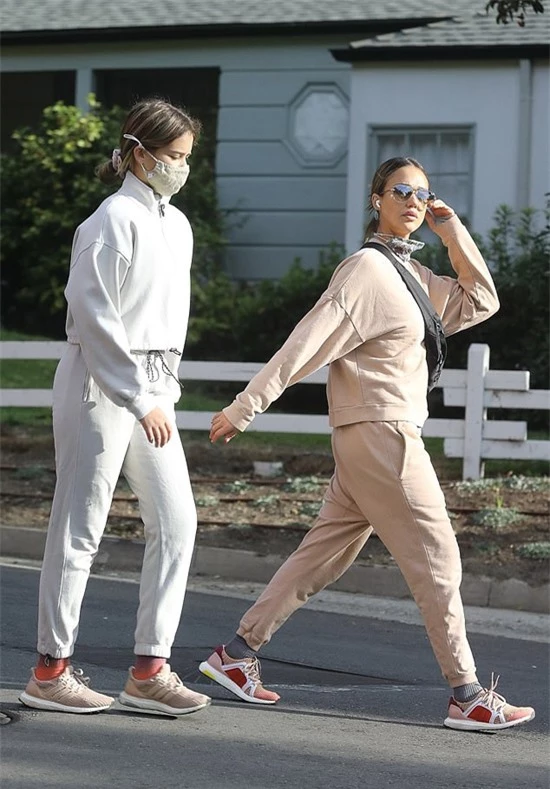 Jessica Alba (phải) và con gái đi bộ tập thể dục ở Los Angeles hôm 11/11.