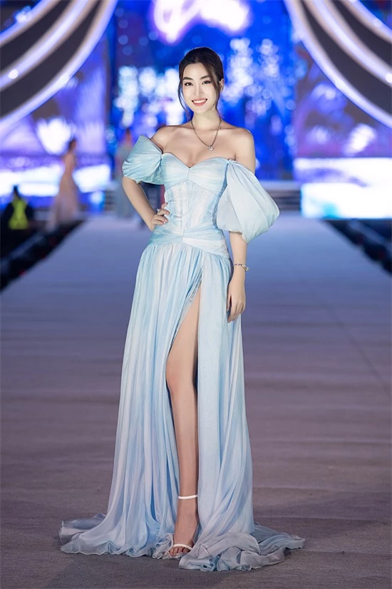 Hoa hậu Việt Nam 2016 Đỗ Mỹ Linh khoe ngực đầy với váy dạ hội có gam màu xanh pastel.