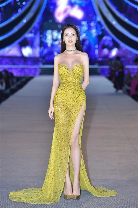 Á hậu Thuỵ Vân cũng theo đuổi style sexy hết cỡ. Cô là thành viên ban giám khảo năm nay.