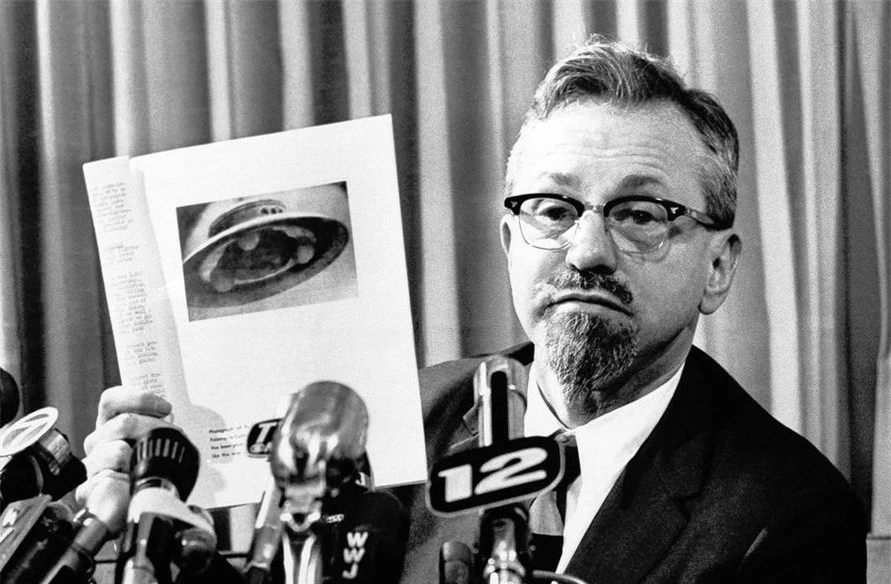 J. Allen Hynek trong một cuộc họp báo vào năm 1966. Ảnh: AP.