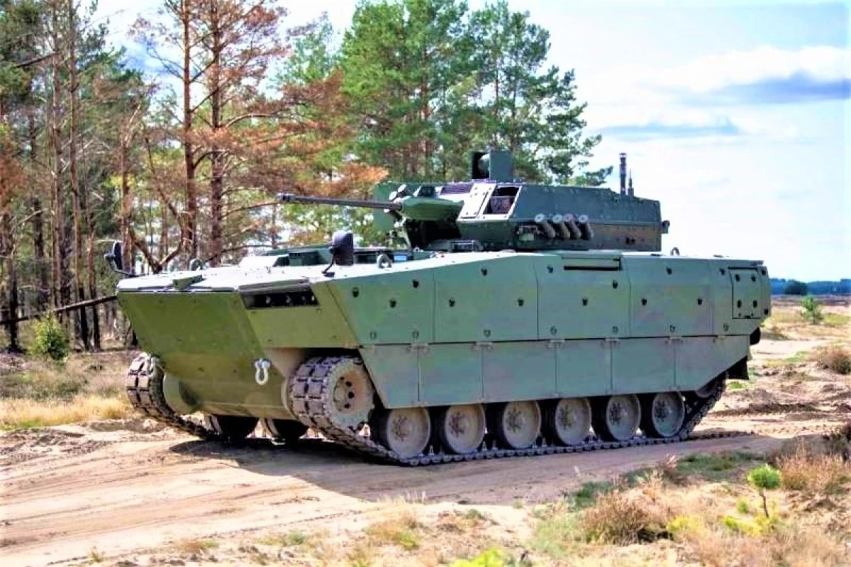 Chiếc IFV Borsuk trong giai đoạn thử nghiệm dã ngoại; Nguồn: defence.pk