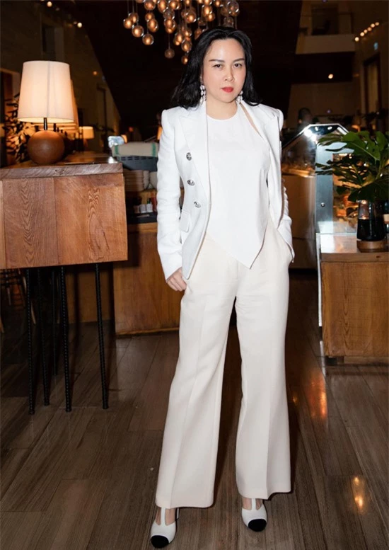 Bạn gái của diễn viên Quách Ngọc Ngoan mặc áo yếm kết hợp vest và quần tây, giày cao gót ton-sur-ton trắng.