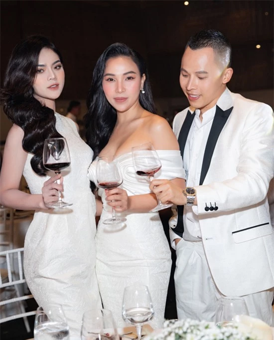 Diễn viên, người mẫu Thái Trà My (ngoài cùng bên trái) nâng ly cùng đàn chị Quỳnh Thư và ông bầu Vũ Khắc Tiệp.
