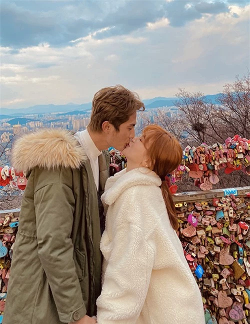 Cặp đôi say đắm khóa môi trong chuyến du lịch Hàn Quốc đầu năm 2020, trước khi có dịch Covid-19.