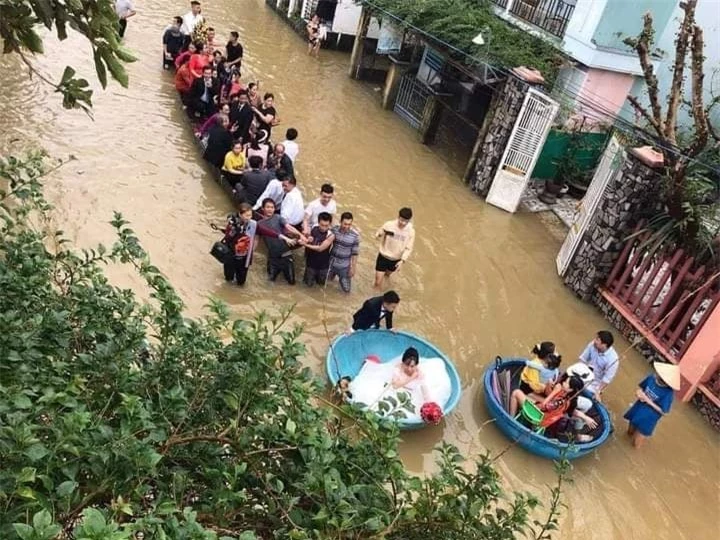 Tổ chức đám cưới giữa biển nước lũ, cặp đôi có loạt ảnh gây ấn tượng mạnh trên MXH - Ảnh 1.