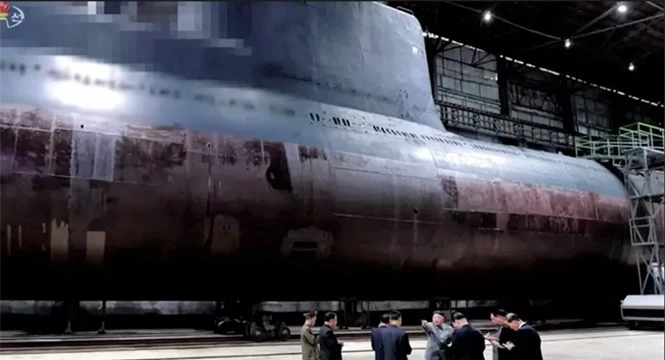 Triều Tiên bí mật chế tạo hai tàu ngầm có khả năng bắn tên lửa đạn đạo - ảnh 1