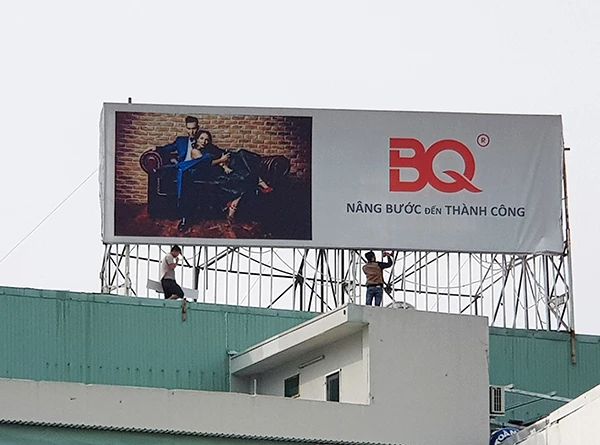 Khẩn trương tháo dỡ các bảng quảng cáo trên các nhà cao tầng ở Đà ẵng để ứng phó bão số 13