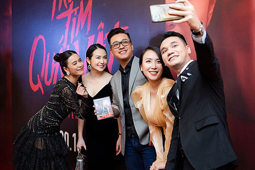 Dàn sao mừng Hoàng Thùy Linh đóng phim mới