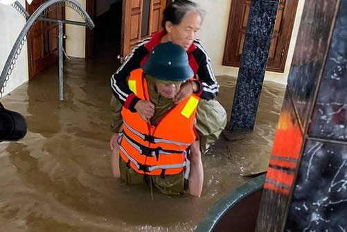 Chủ tịch xã qua đời vì nhiễm trùng sau nhiều ngày dầm lũ giúp dân