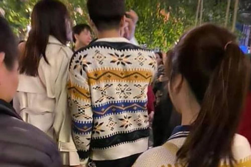 Mặc áo đôi của người yêu cũ tặng để đi ăn với bạn gái mới, chàng trai gặp tình huống dở khóc dở cười