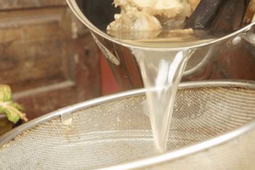 3 sai lầm chị em nội trợ nào cũng mắc phải, bảo sao nước hầm xương đục ngầu, kém ngon