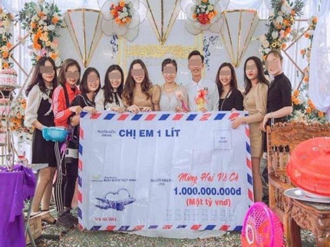 Hội bạn thân "lầy lội" mừng đám cưới phong bì "siêu to khổng lồ", nội dung ghi trên đó còn bất ngờ hơn
