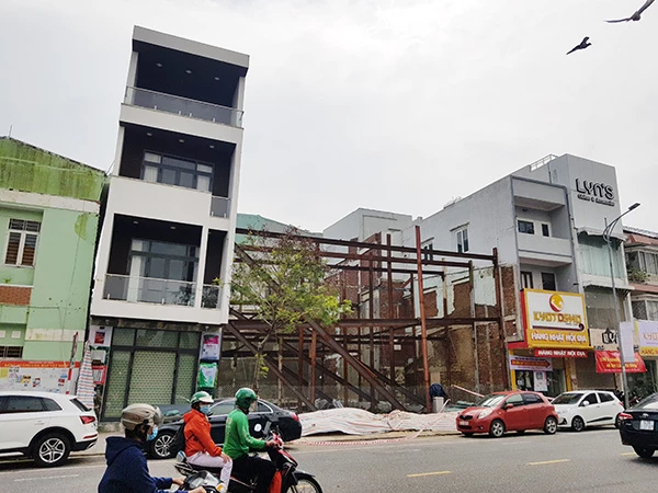 Công trình xây dựng khu nhà ở 8 tầng tại số 217 - 225 Lê Duẩn (Đà Nẵng) đang sử dụng các hệ không thép để chống đỡ cho các nhà lân cận có biểu hiện nứt nẻ và nghiêng về phía hố móng (Ảnh: HC)