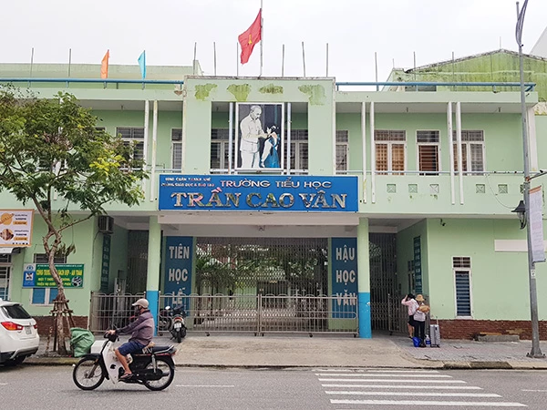 Trong khi cơ sở 3 của Trường Tiểu học Trần Cao Vân "cửa đóng then cài" suốt hơn 1 tháng qua...