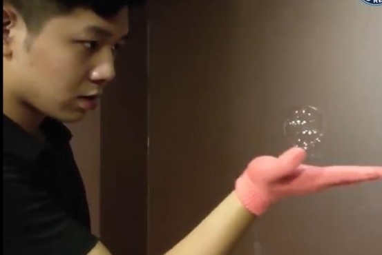 Tâng bong bóng xà phòng, nam thanh niên lập kỷ lục thế giới