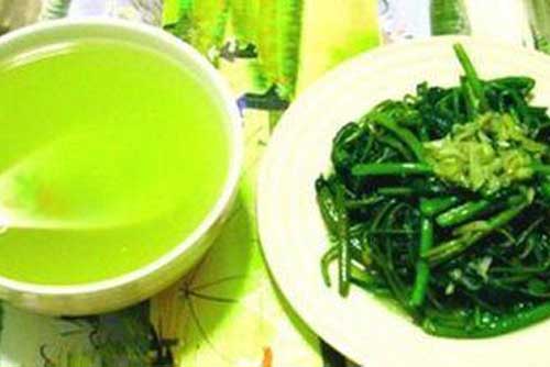 Không nên cho trẻ nhỏ uống nước luộc rau