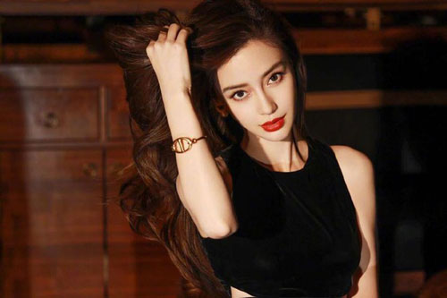 Angelababy diện áo cắt xẻ ‘bạo’ khoe chân dài, 'lưng nuột' sau nghi vấn ly hôn