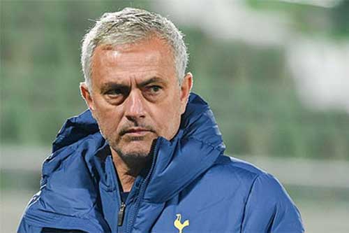 Mourinho bị cấm chỉ đạo 1 trận ở Europa League