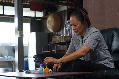 Nửa đêm nghe tiếng khóc phát ra từ tủ quần áo, tôi rón rén mở cửa rồi chết lặng khi thấy mẹ chồng co rúm bên trong, mắt ướt đẫm