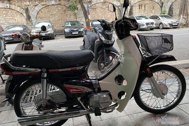 Dân chơi xe máy cổ Hà Nội chi 200 triệu sắm Dream Thái 21 năm tuổi