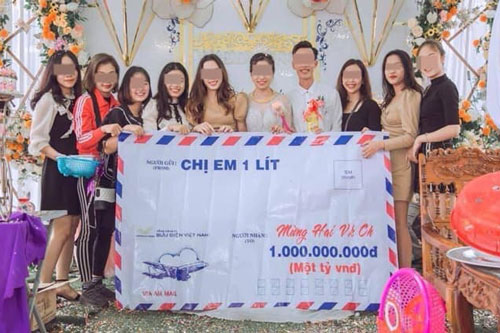 Phì cười với phong bì đám cưới 'siêu to khổng lồ' của hội bạn thân