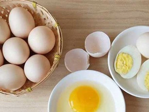 Thả trứng vào nước muối bạn sẽ thấy điều bất ngờ xảy ra