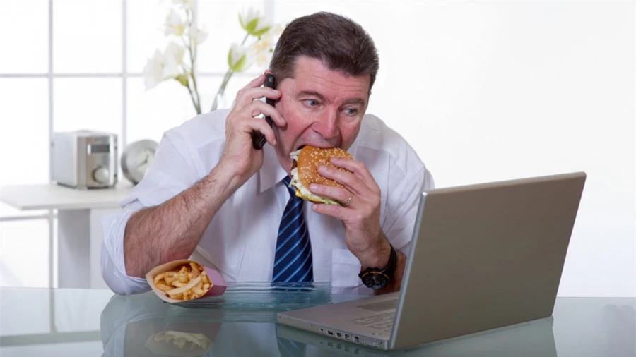 Thói quen ăn nhanh gây hại dạ dày của bạn