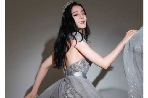 Diện đầm trễ vai khoe vòng một 'bốc lửa', Địch Lệ Nhiệt Ba bị soi dấu hiệu lão hóa