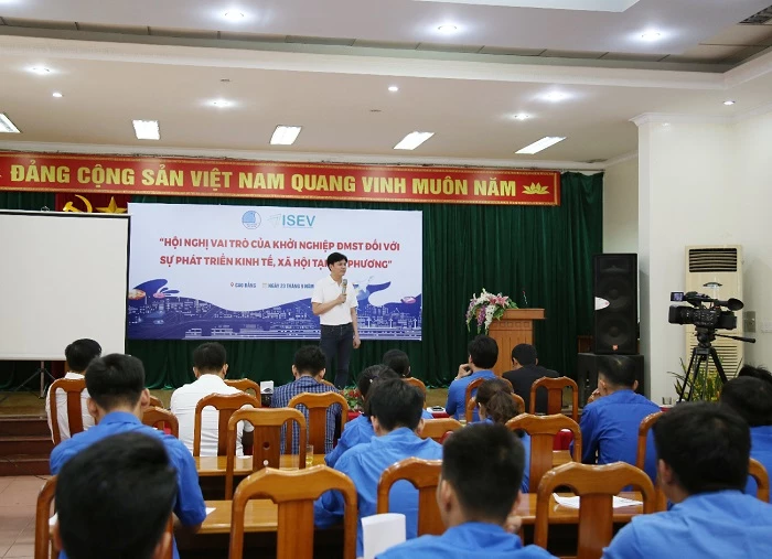 Ảnh 3: Chuyên gia về lĩnh vực Khởi nghiệp đổi mới sáng tạo chia sẻ với các bạn Thanh niên tỉnh Cao Bằng.