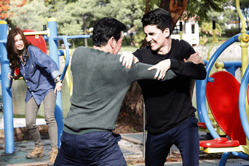 Chị vợ bất ngờ trông thấy em rể ôm chặt cô đồng nghiệp