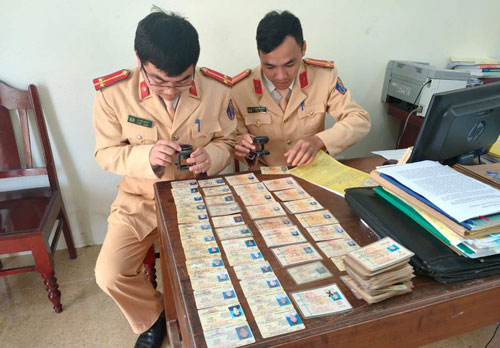Thanh Hoá: Phát hiện hàng trăm giấy phép lái xe giả