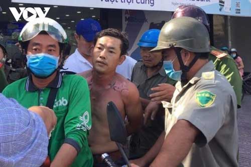 TP.HCM: Tẩm xăng vào người rồi dọa châm lửa để cướp ngân hàng